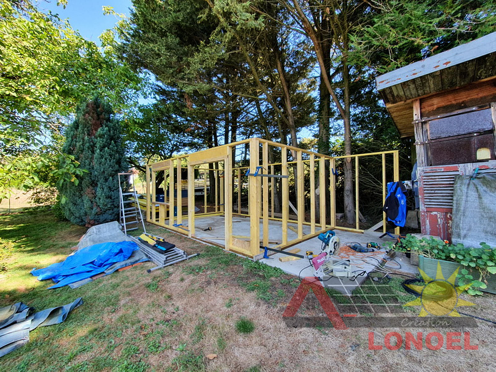 Assemblage des panneaux préparés en atelier sur lisse traitées autoclave